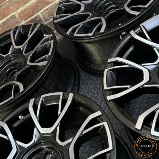 Bộ Mâm 22" Lướt như mới 100% Chính Hãng Rolls Royce Ghost 2023 Model.Bộ Mâm Rolls Royce này làm từ Real Carbon Fiber và take off từ xe New Rolls Royce Ghost Model 2023.