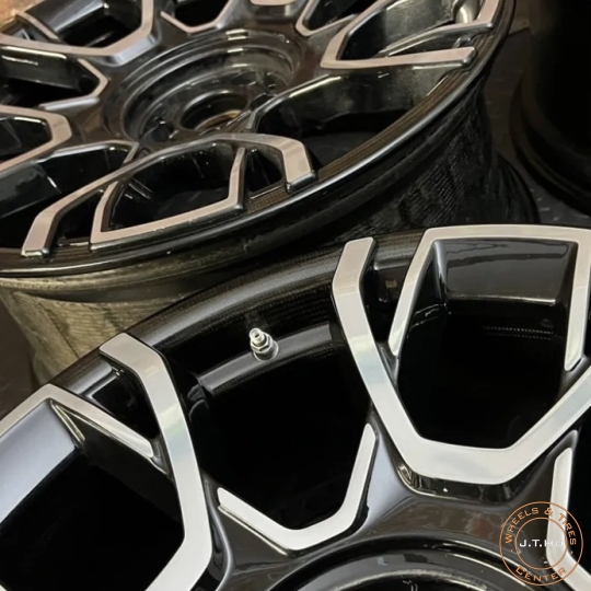 Bộ Mâm 22" Lướt như mới 100% Chính Hãng Rolls Royce Ghost 2023 Model.Bộ Mâm Rolls Royce này làm từ Real Carbon Fiber và take off từ xe New Rolls Royce Ghost Model 2023.