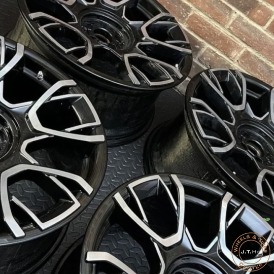 Bộ Mâm 22" Lướt như mới 100% Chính Hãng Rolls Royce Ghost 2023 Model.Bộ Mâm Rolls Royce này làm từ Real Carbon Fiber và take off từ xe New Rolls Royce Ghost Model 2023.