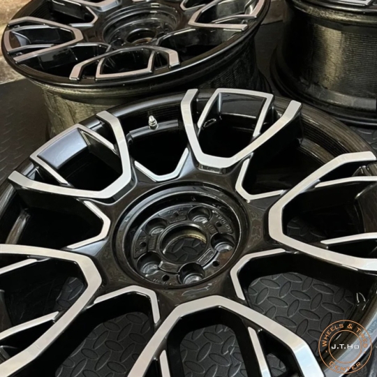 Bộ Mâm 22" Lướt như mới 100% Chính Hãng Rolls Royce Ghost 2023 Model.Bộ Mâm Rolls Royce này làm từ Real Carbon Fiber và take off từ xe New Rolls Royce Ghost Model 2023.
