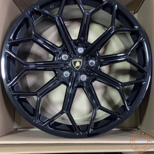 Sale OFF : Bộ Mâm 22" Mới 100% Chính Hãng Lamborghini  Urus + New set Logos ....Giá sale Call 090.111.00.99/090.111.9900 hoặc Inbox Zalo.Many Thanks!