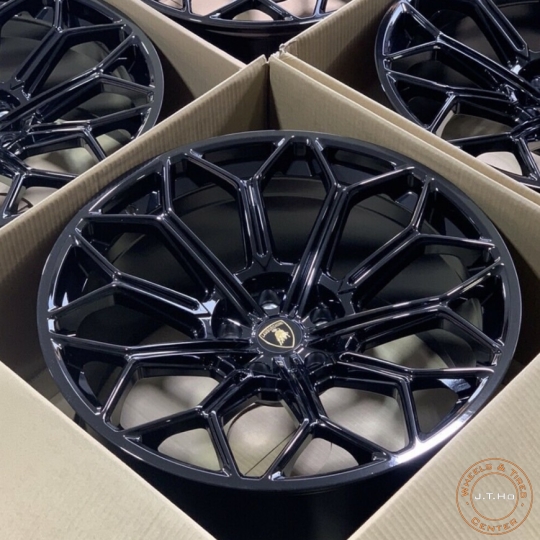 Sale OFF : Bộ Mâm 22" Mới 100% Chính Hãng Lamborghini  Urus + New set Logos ....Giá sale Call 090.111.00.99/090.111.9900 hoặc Inbox Zalo.Many Thanks!